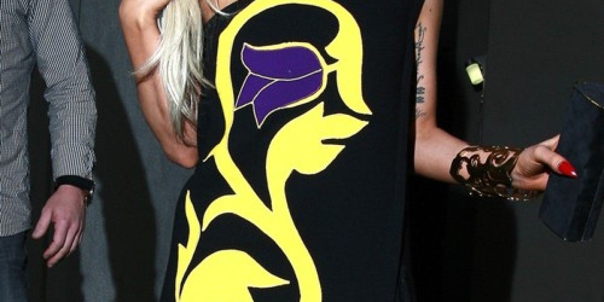 Amarillo limón y lavanda en su vestido asimétrico