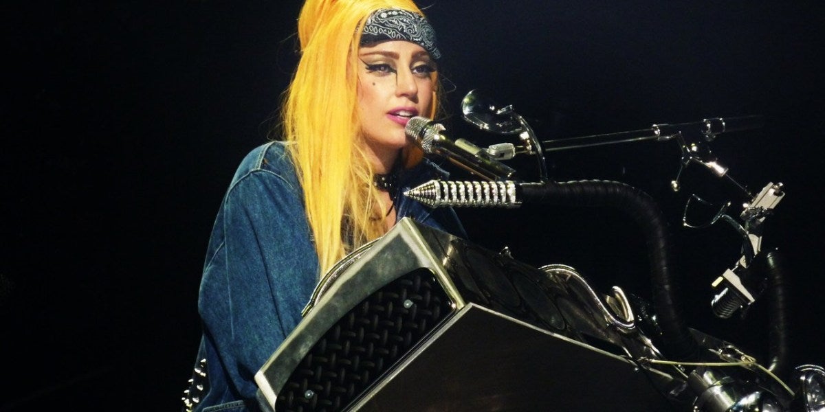 Lady Gaga durante un concierto de la gira