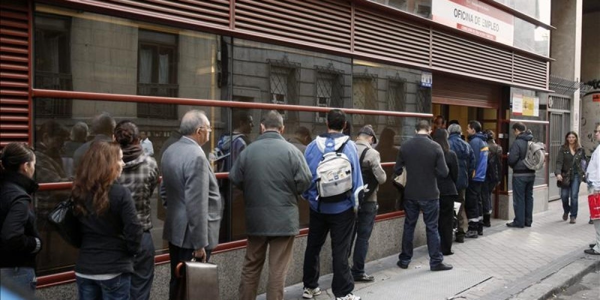 Cola en el exterior de una oficina de empleo en Madrid.