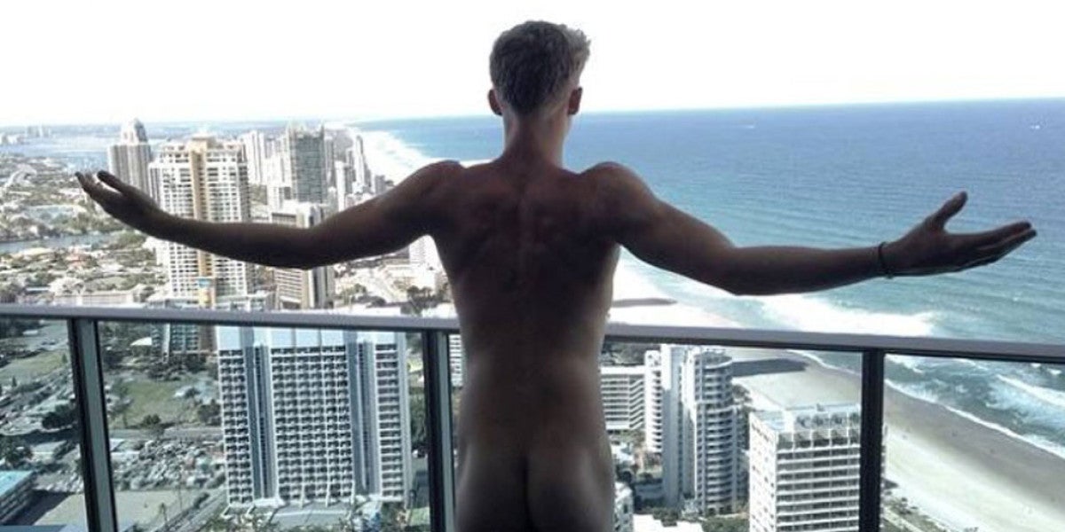 Cody Simpson se muestra desnudo al mundo