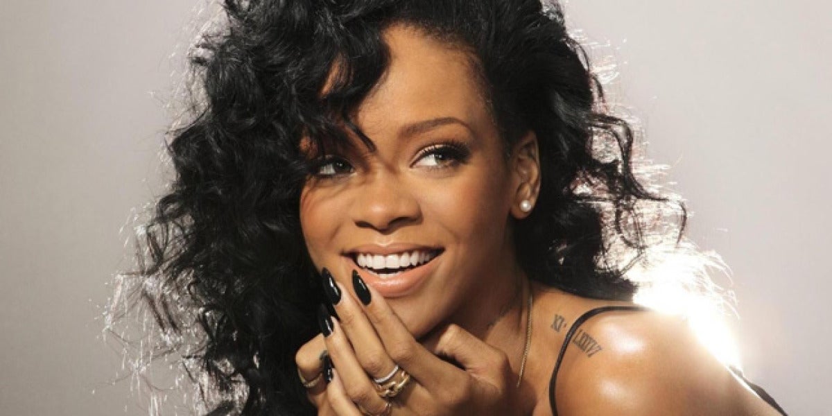 Rihanna es un ejemplo de una melena rizada difícil de controlar