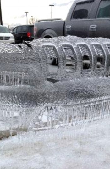 El hielo deja el rastro de un coche que estuvo aparcado