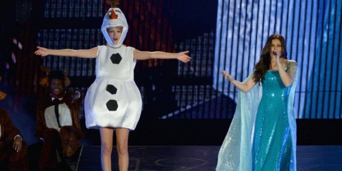 Taylor Swift junto a Idina Menzel interpretando 'Let it go'