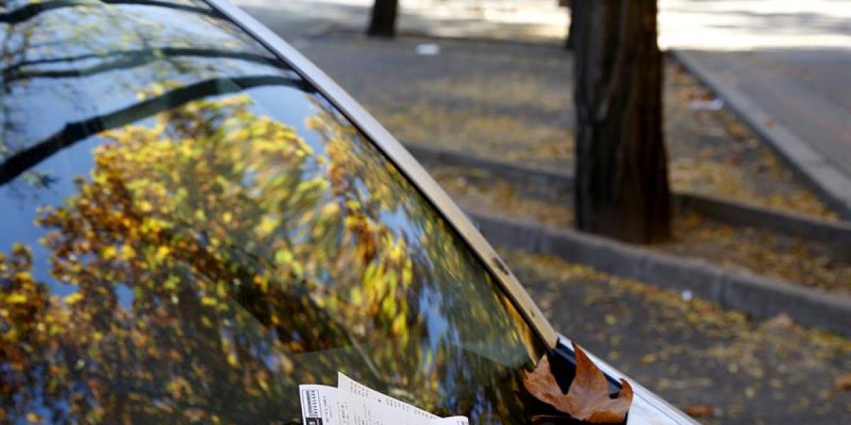 Una multa en el parabrisas de un coche