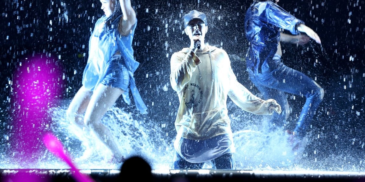Justin Bieber en plena actuación con lluvia artificial