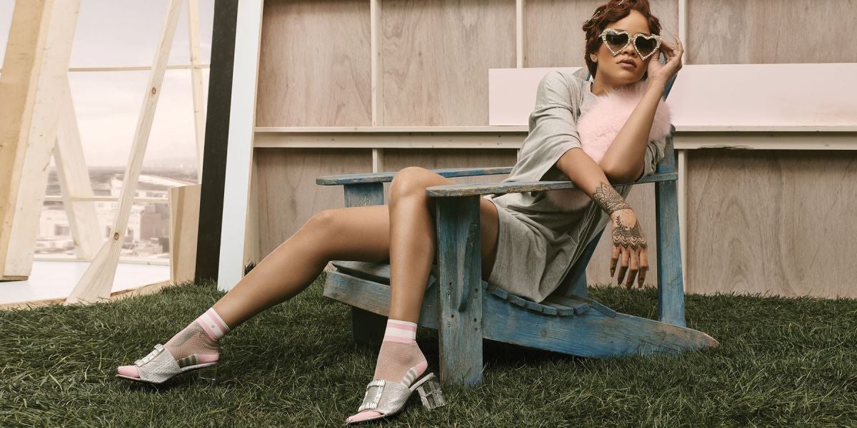 Rihanna en la imagen promocional de su nueva línea de calcetines y medias