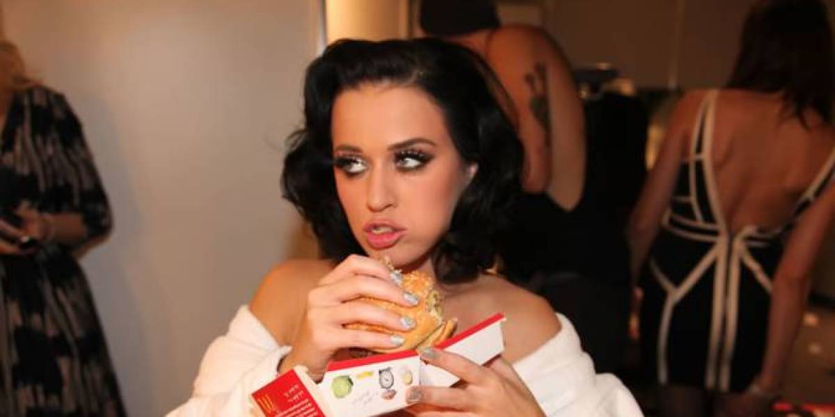 Katy Perry no puede evitar comerse una hamburguesa