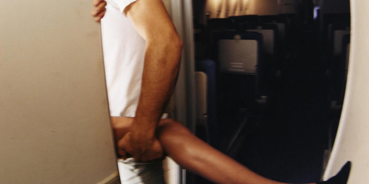 Pareja en un avión