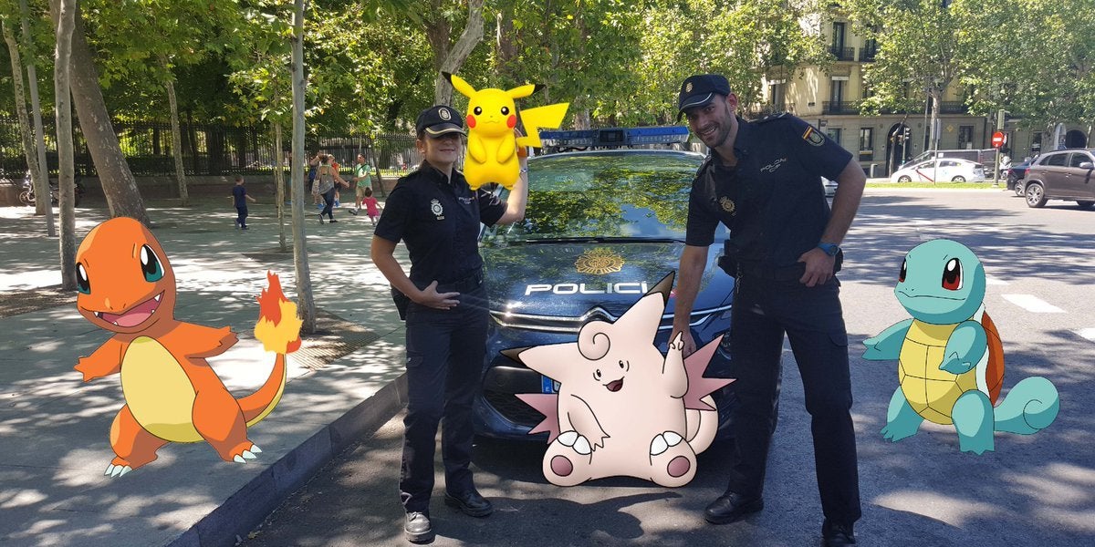 La Policía Nacional ha publicado una serie de consejos para que se juegue a Pokémon Go con seguridad