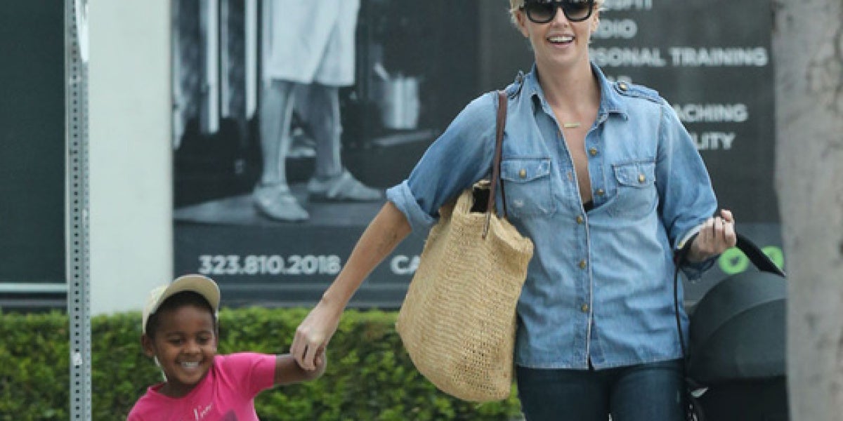 Charlize Theron con su hijo Jackson