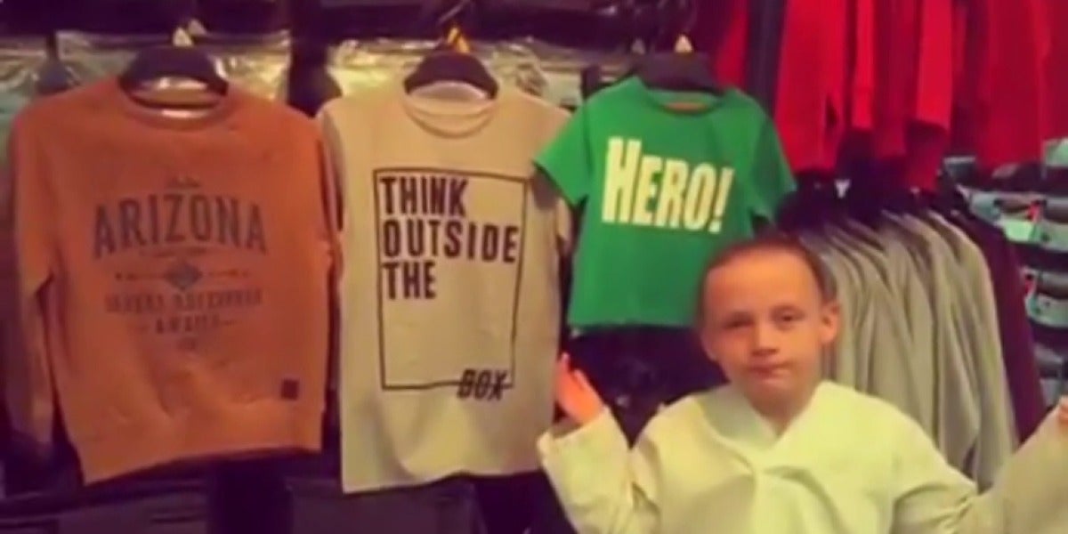Frame 153.655007 de: Una niña de ocho años se enfada por la diferencia de los mensajes en las camisetas de niños y niñas y su reflexión se hace viral