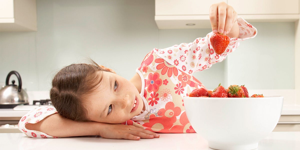 Una niña jugando con la comida