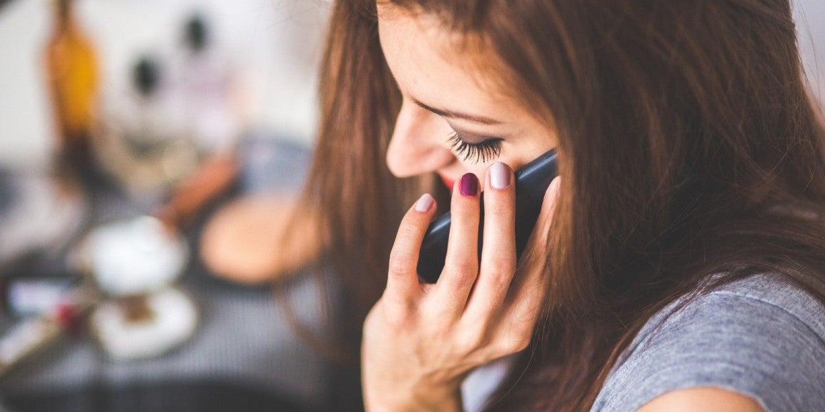 Una mujer habla por el teléfono móvil