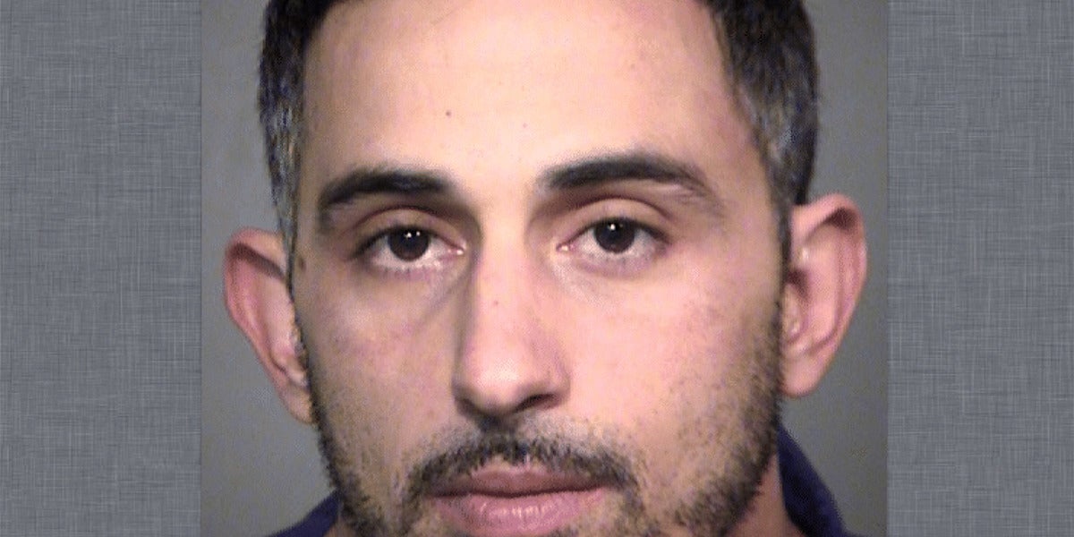Oren Aharon Cohen, se mete en una casa ajena y acuna a una niña