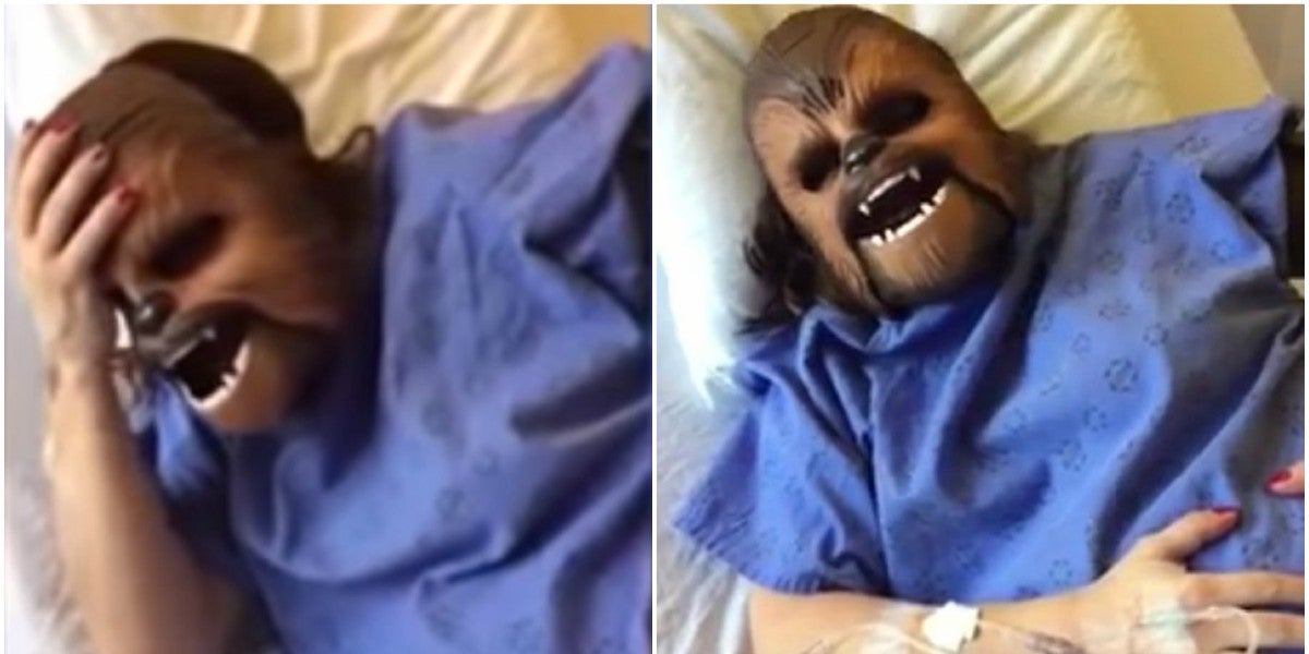 Una mujer da a luz con una máscara de Chewbacca