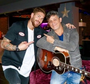 Sergio Ramos posa muy feliz junto a Alejandro Sanz con la guitarra que le ha regalado Sergio Ramos posa muy feliz junto a Alejandro Sanz con la guitarra que le ha regalado