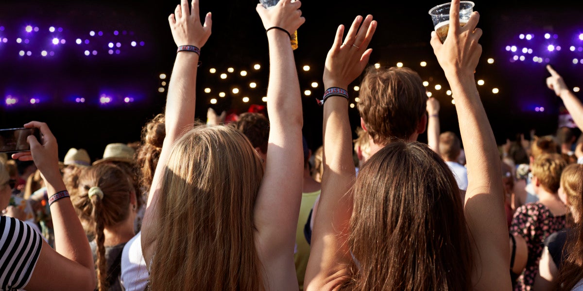 Adictos al selfie, borrachos, ultrafans: ésta es la fauna de un concierto