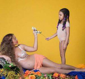 Blue Ivy dándole unas flores a su madre Blue Ivy dándole unas flores a su madre