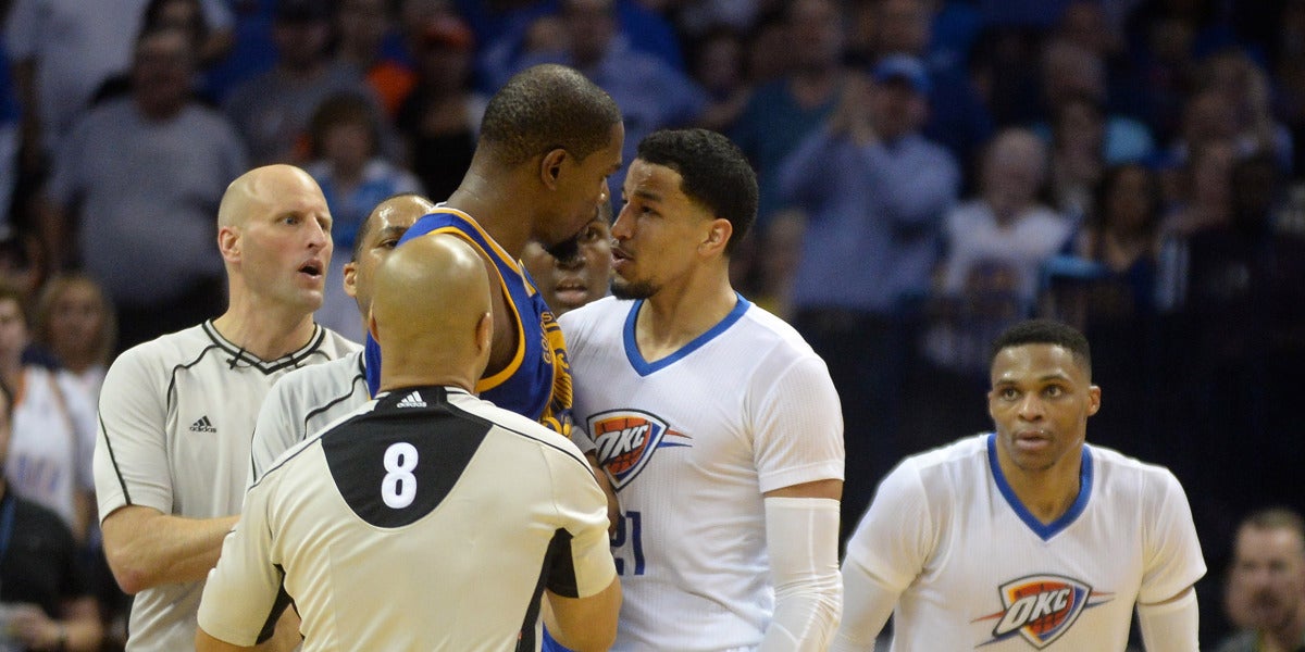 Kevin Durant se encara con Robertson ante la mirada de Westbrook