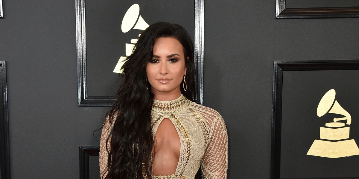 Demi Lovato con un escotado diseño en nude