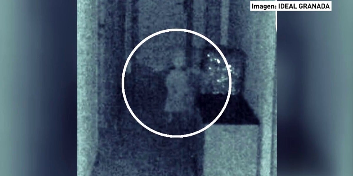 Frame 54.091819 de: Un concejal asegura haber captado la imagen de una niña fantasma con su móvil en el ayuntamiento