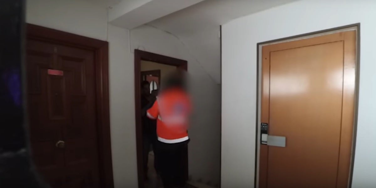 Momento en el que el 'youtuber' expone al repartidor al gas pimienta