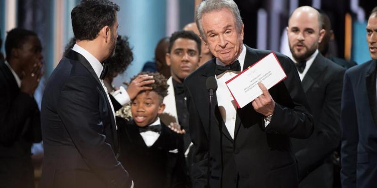 Warren Beatty muestra el resultado del Óscar a la mejor película
