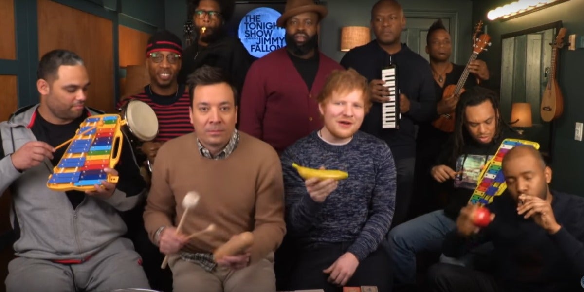 Ed Sheeran con Jimmy Fallon y The Roots