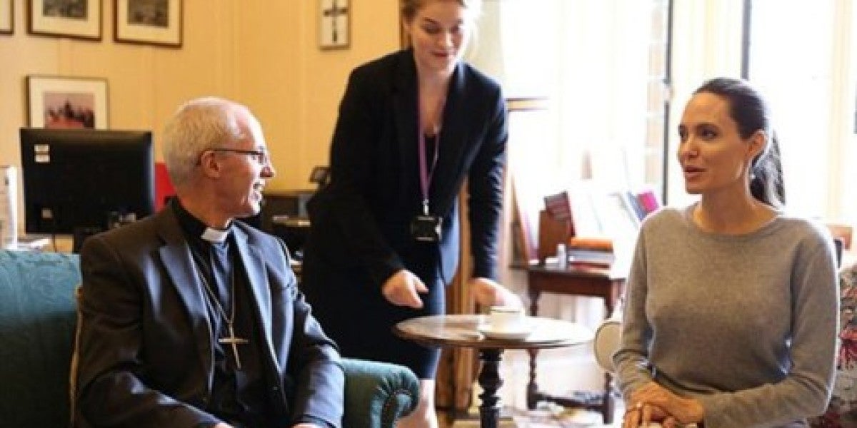 Angelina Jolie, sin sujetador, en una reunión con el arzobispo de Canterbury