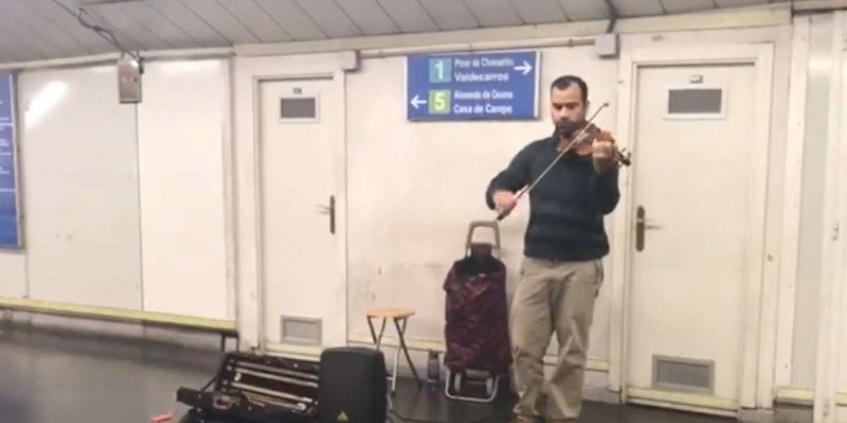 Un músico tocando a violín 'Despacito' en el metro de Madrid