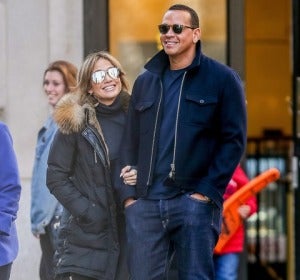 Jennifer Lopez y Alex Rodríguez paseando por la calle Jennifer Lopez y Alex Rodríguez paseando por la calle