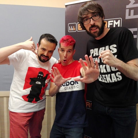 Skone visita Europlay, con Quique Peinado y Kiko Béjar