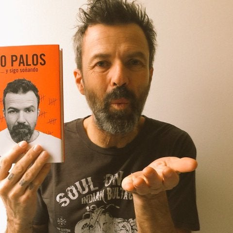 Pau Donés con su libro, 50 PALOS