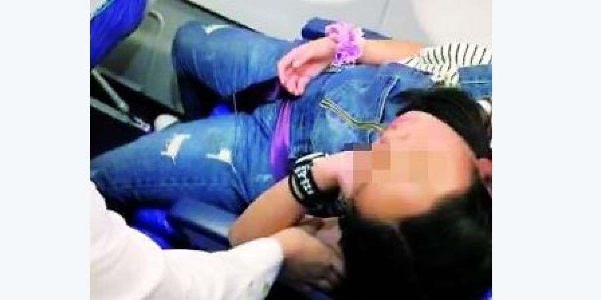 Sus padres se la dejaron en el avión