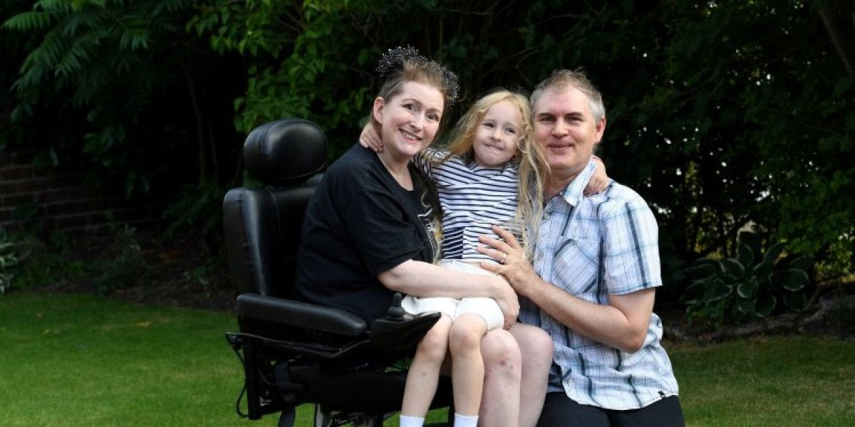 Lucinda Allen junto a su marido y su hija