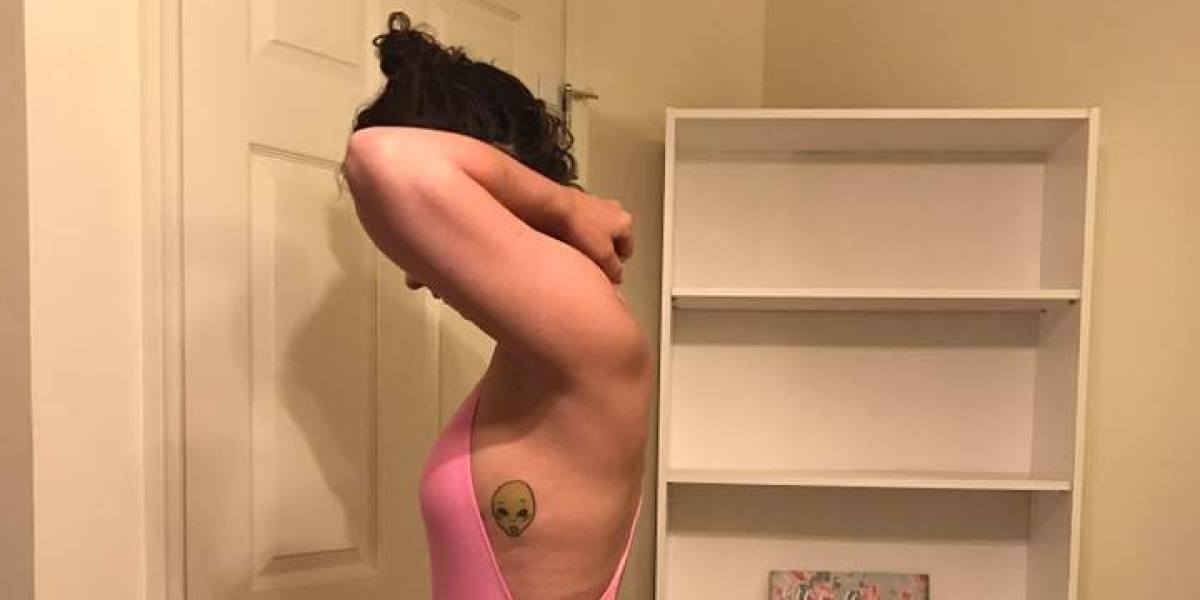 Tori luce con el bañador que llevaba puesto en la piscina