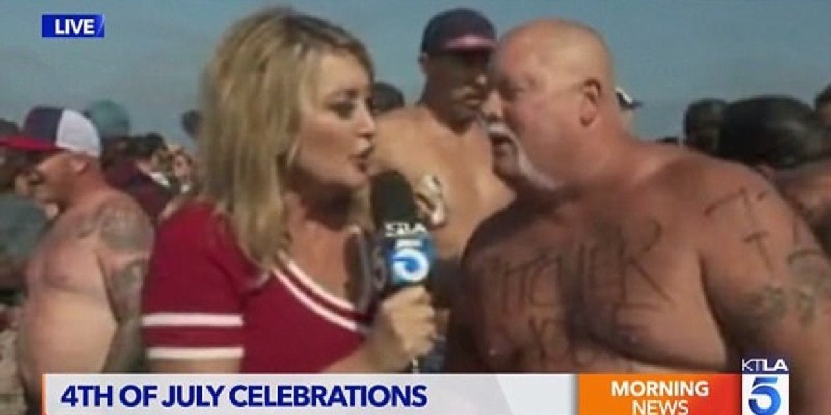 La reportera Wendy Burch entrevistando a uno de los participantes de la Ironman de Los Ángeles