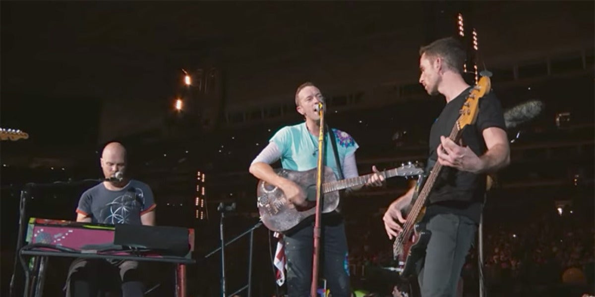 Coldplay interpretando su tema inédito 'Houston' durante su concierto en Miami