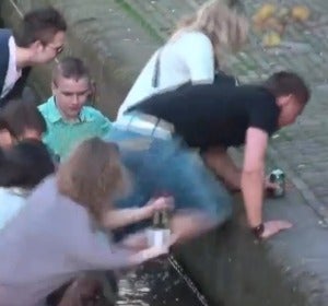 El vídeo viral de una señora intentando salir de una barca El vídeo viral de una señora intentando salir de una barca