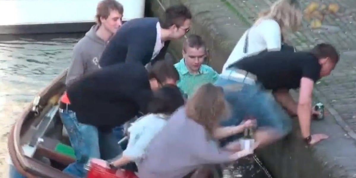 El vídeo viral de una señora intentando salir de una barca