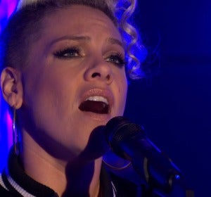 Pink en su actuación en la BBC Radio 1 Pink en su actuación en la BBC Radio 1