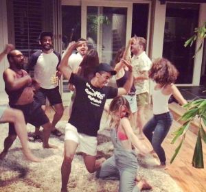 Ana de Armas y Elena Furiase bailando 'La Gozadera' Ana de Armas y Elena Furiase bailando 'La Gozadera'