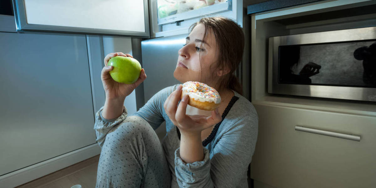 Comer a medianoche es peligroso para la salud