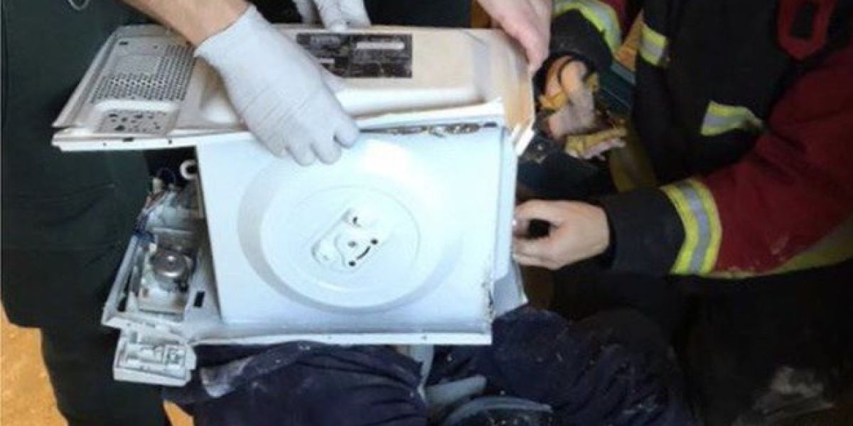 Un youtuber mete la cabeza en un microondas