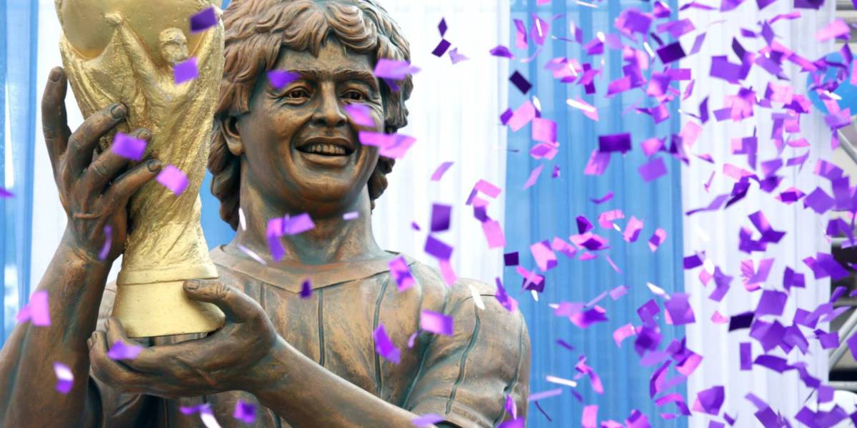 Estatua de Maradona en India