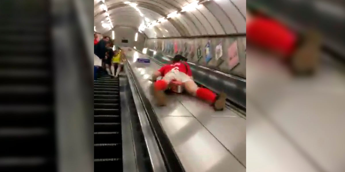 Un hombre se tira por las escaleras del metro como un tobogán