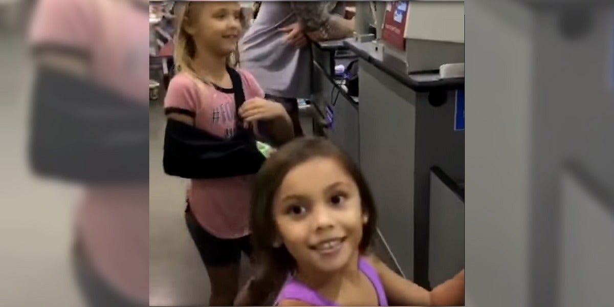 Confunden a un cajero de supermercado con un personaje de Viana