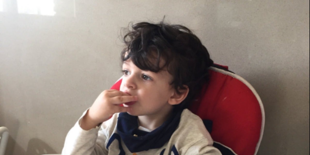 El hijo de Maria Merino desayunando garbanzos