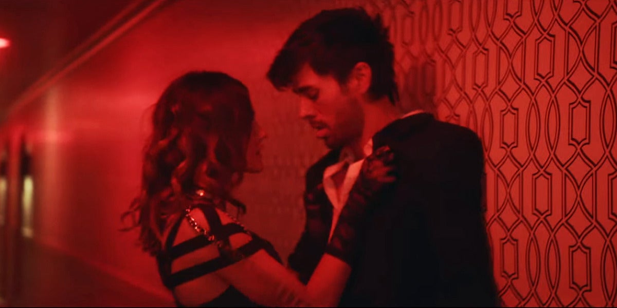 Enrique Iglesias en el videoclip 'El Baño'
