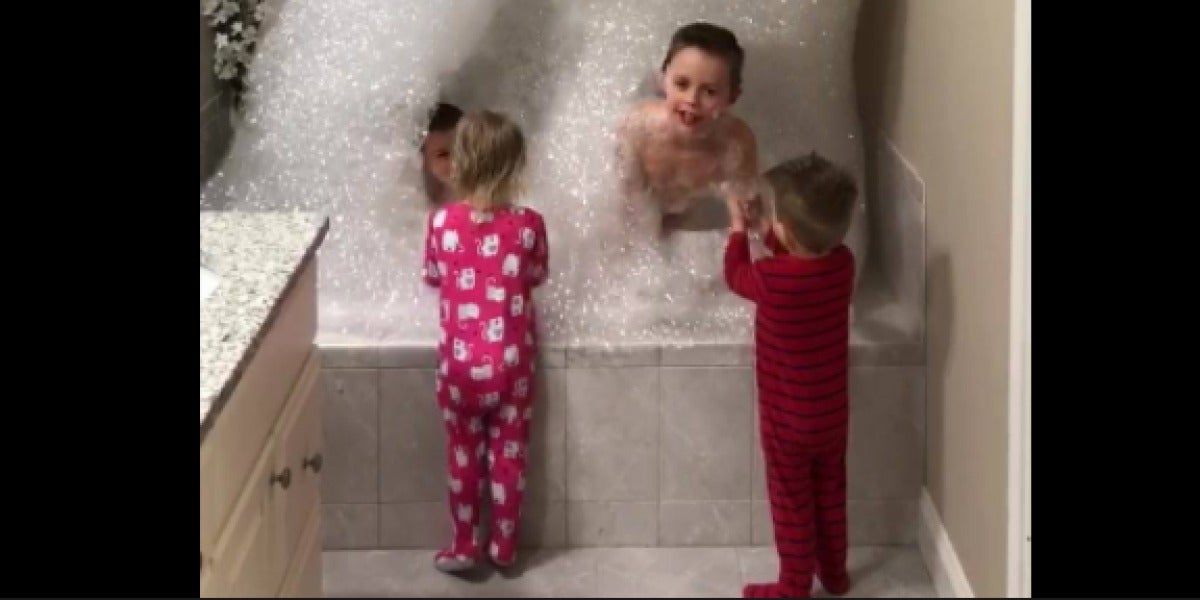 El baño de espuma de este padre para sus hijos se le va de las manos
